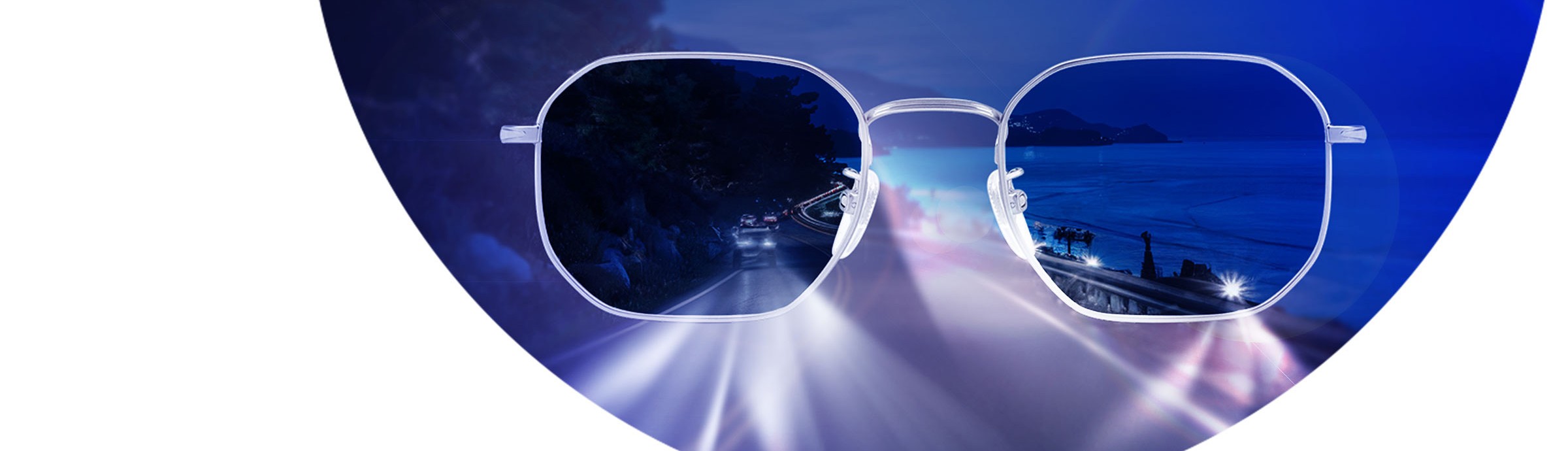 Fotografia de uma mulher jovem com cabelo loiro e franja, que usa óculos de armação transparente e olha diretamente para a câmara com uma expressão confiante e ligeiro sorriso. O fundo é neutro com tons lilás e azuis suaves. À direita da imagem, surge o logótipo da marca ‘OKOS Lens’ em branco. A imagem transmite clareza, modernidade e leveza, associadas à qualidade e design das lentes.